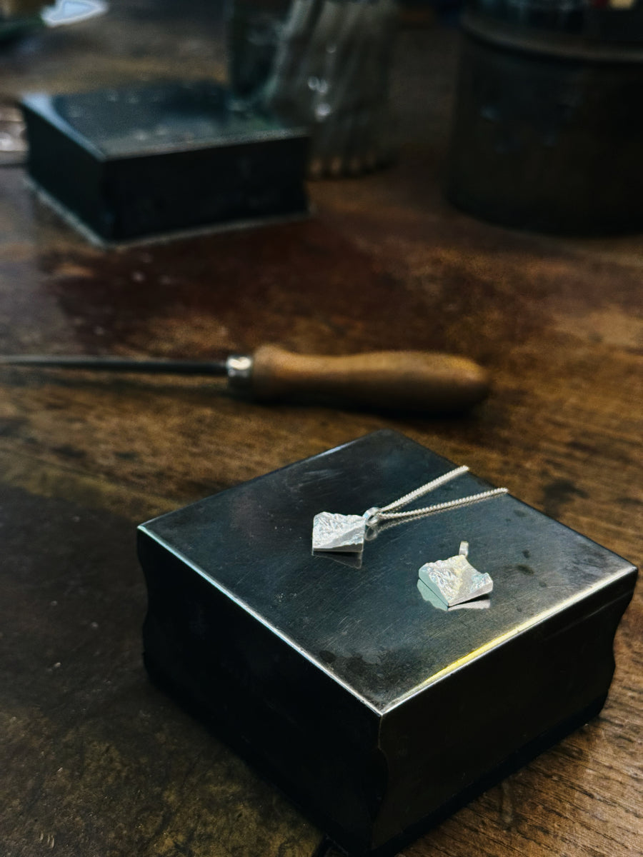 Bergschmuck aus Tiroler Goldschmiede Werksatt von Solid Ground