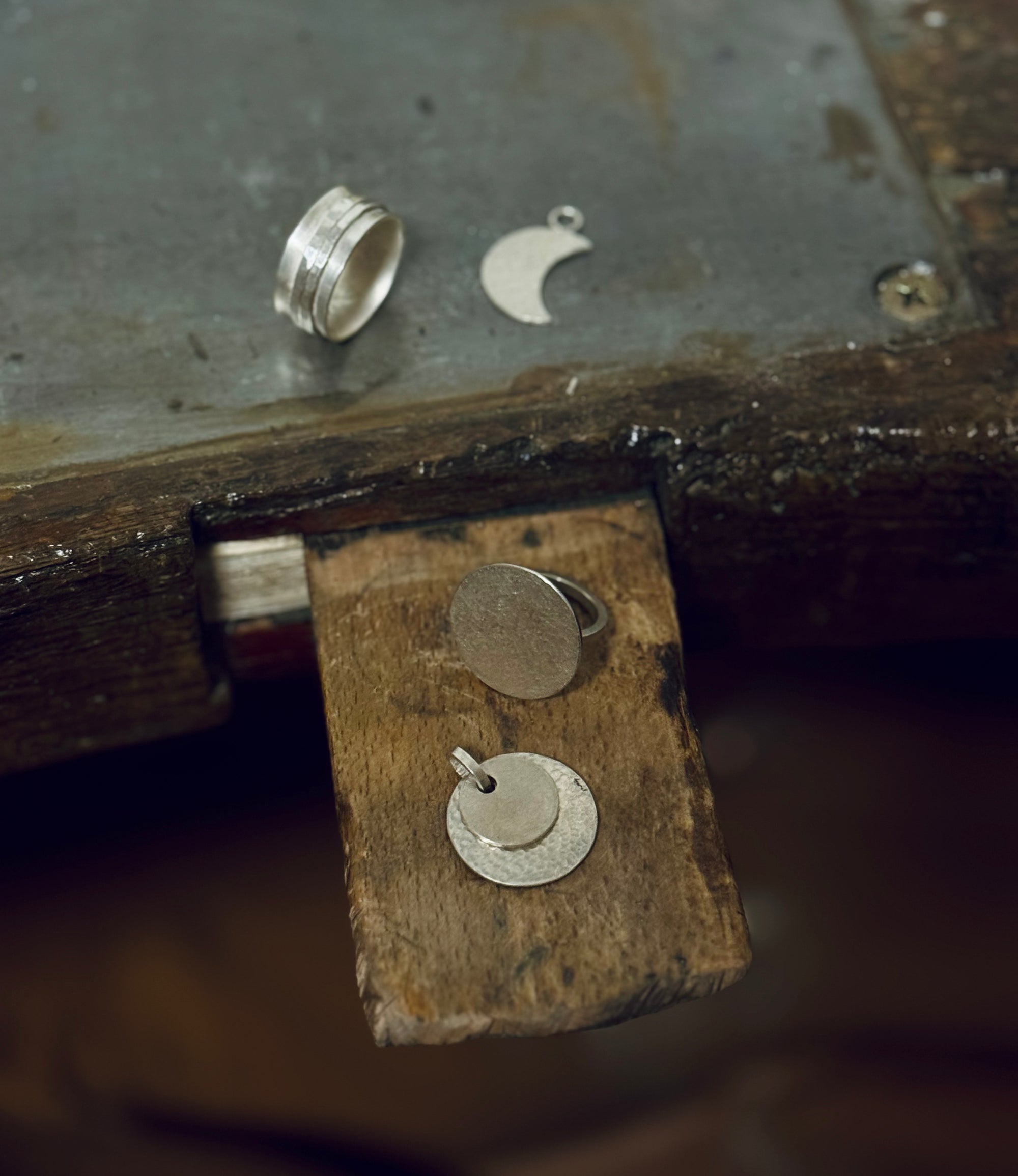 Schmuck selber machen in einem Goldschmiede Workshop in der Schneider-Rappel Goldschmiede