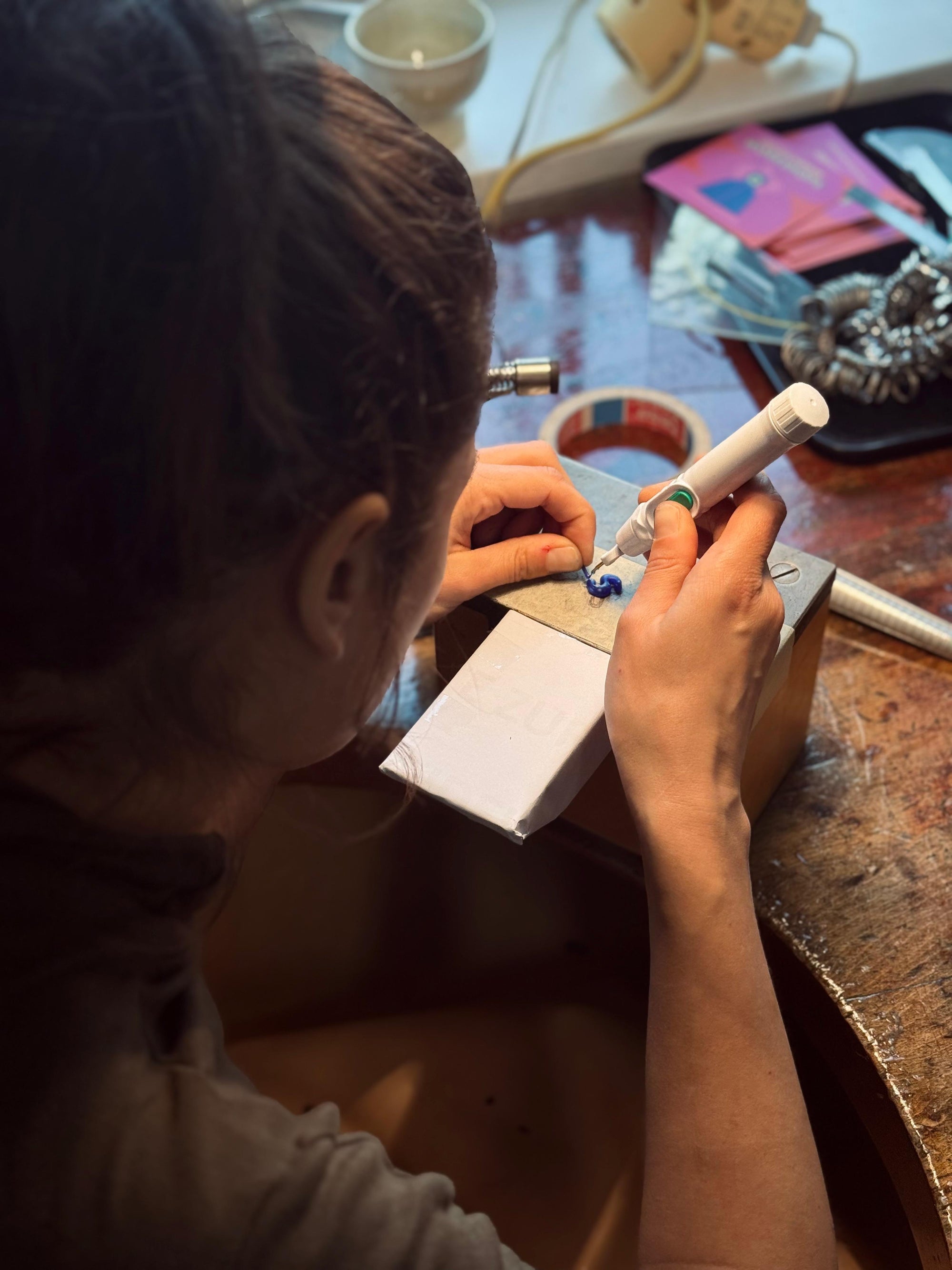 Schmuck aus Wachs machen in unserem Wachs-Golschmiede-Workshop