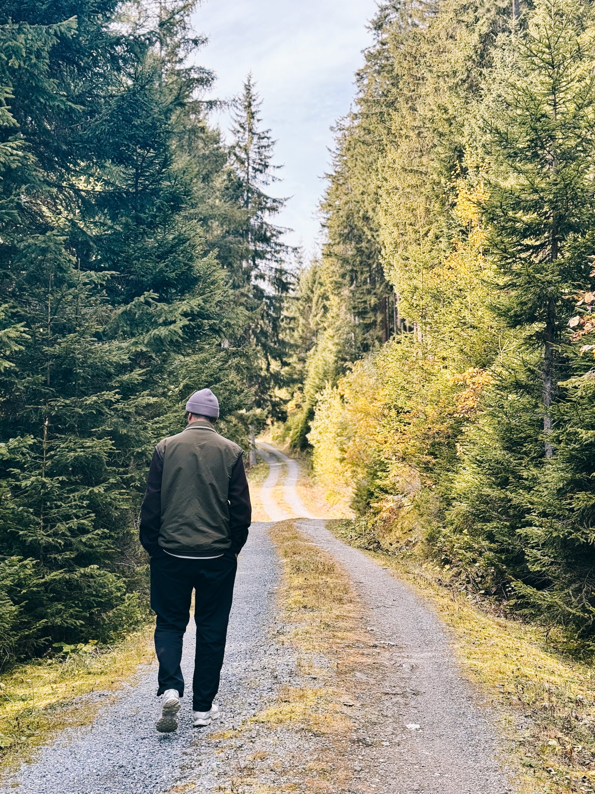 Mann im Wald beim Spaziergang