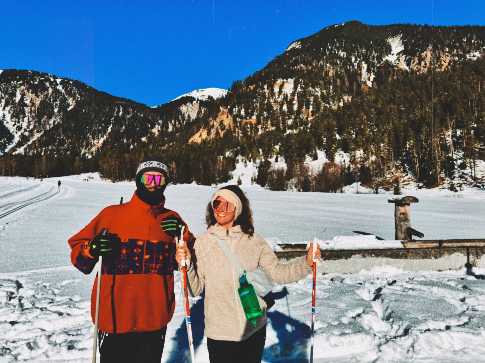 Zwei Personen beim Skilanglauf