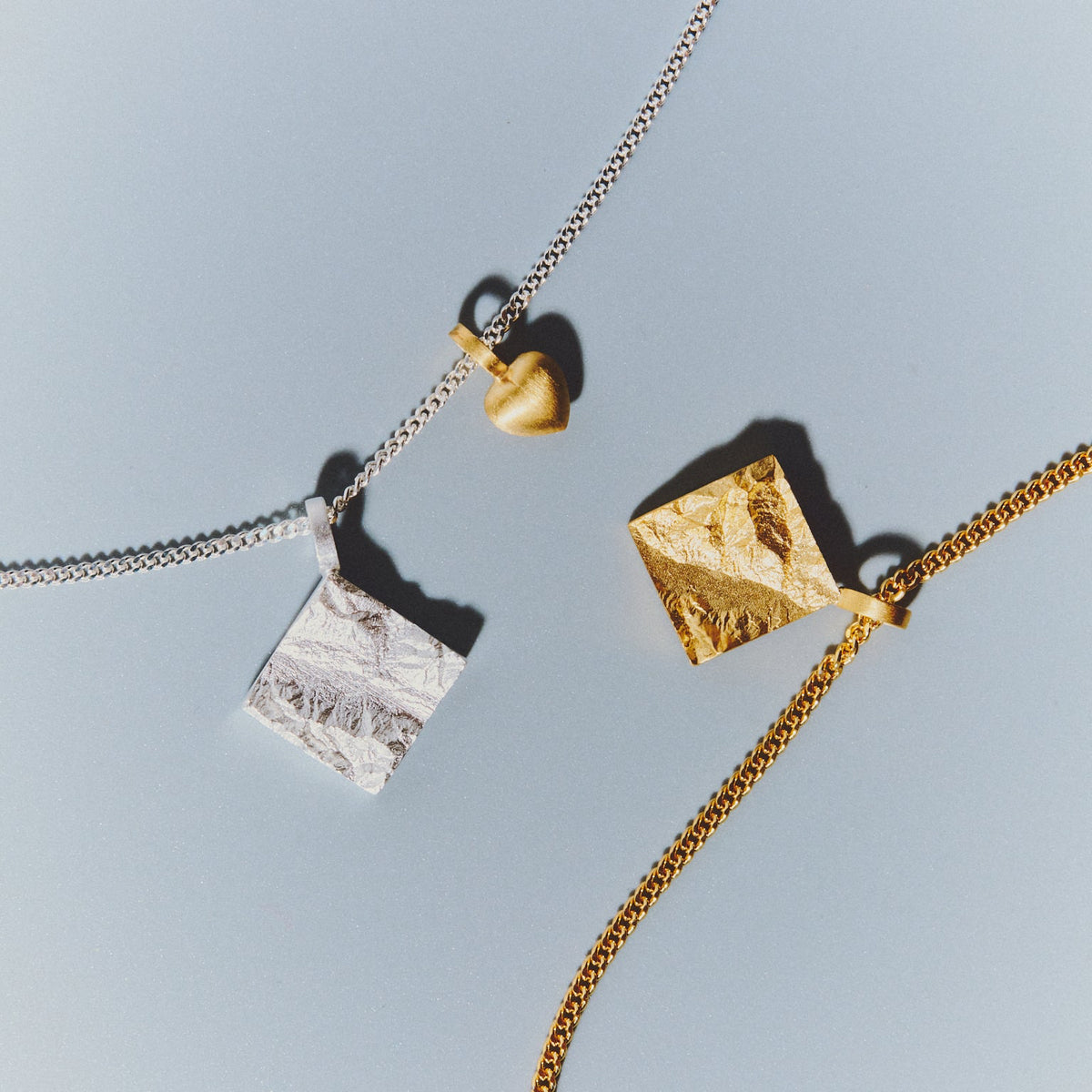 Solid Ground Bergschmuck Mix and Match Kollektion goldenes Herz mit silbernem Innsbruck Bergl und goldenem Silberregion Karwendel Bergl