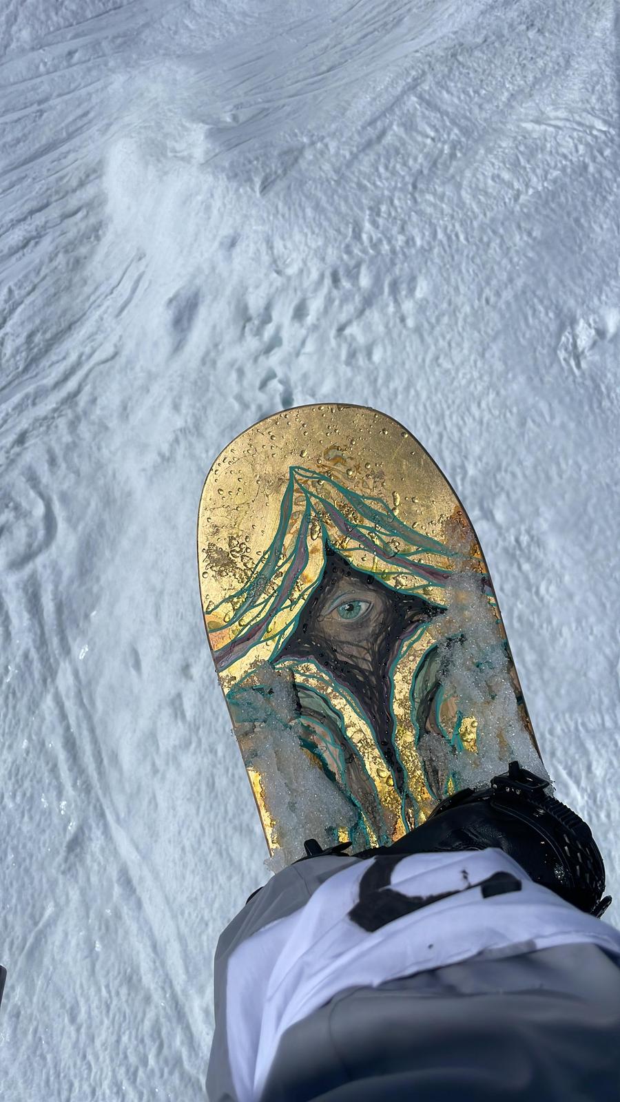 Victoria Egg mit selbstbemaltem Snowboard